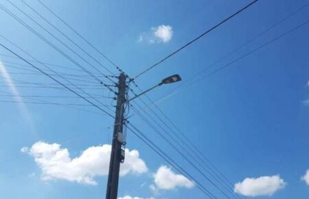 Oprawy typu LED rozblysna przy kolejnych ulicach