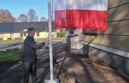 Projekt „Pod bialo czerwona w gminie Redziny. Mamy nowy maszt i flage 1